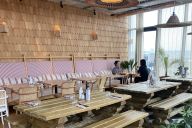Un toit-terrasse végétalisé, idéal pour prendre de la hauteur et partager un moment convivial. | © MAMA SHELTER